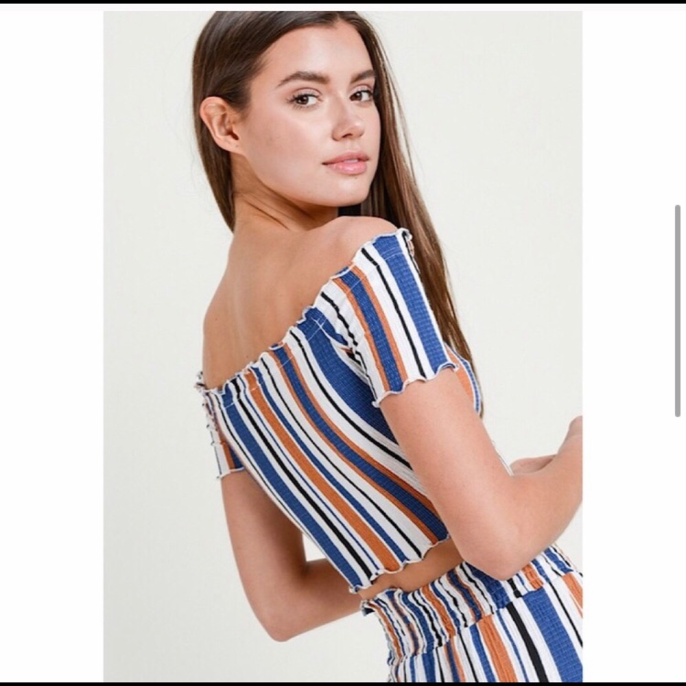 💙Off Shoulder Ruffled Crop Top🧡 - Picture 4 of 6